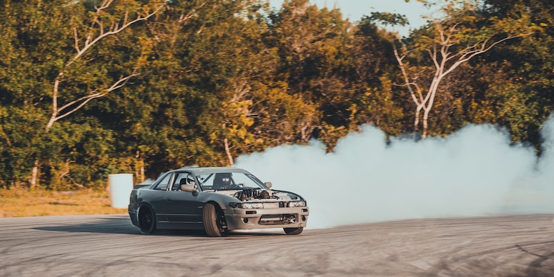 Hoe belangrijk is het om te weten hoe je moet drift voor rally auto bestuurders?